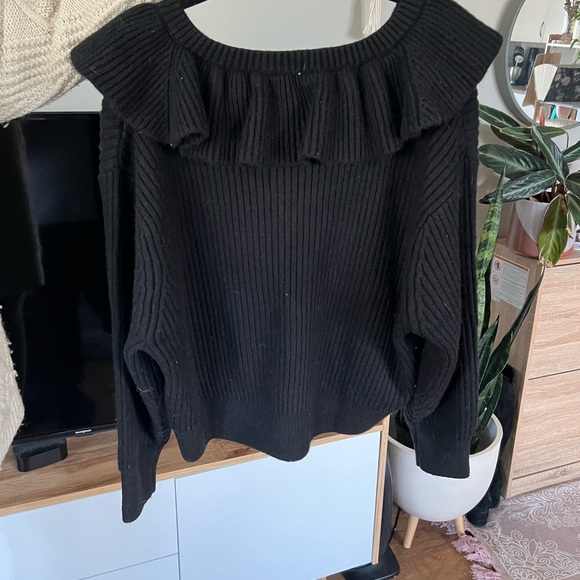NWT H&M sweater with ruffle - Picture 3 of 3